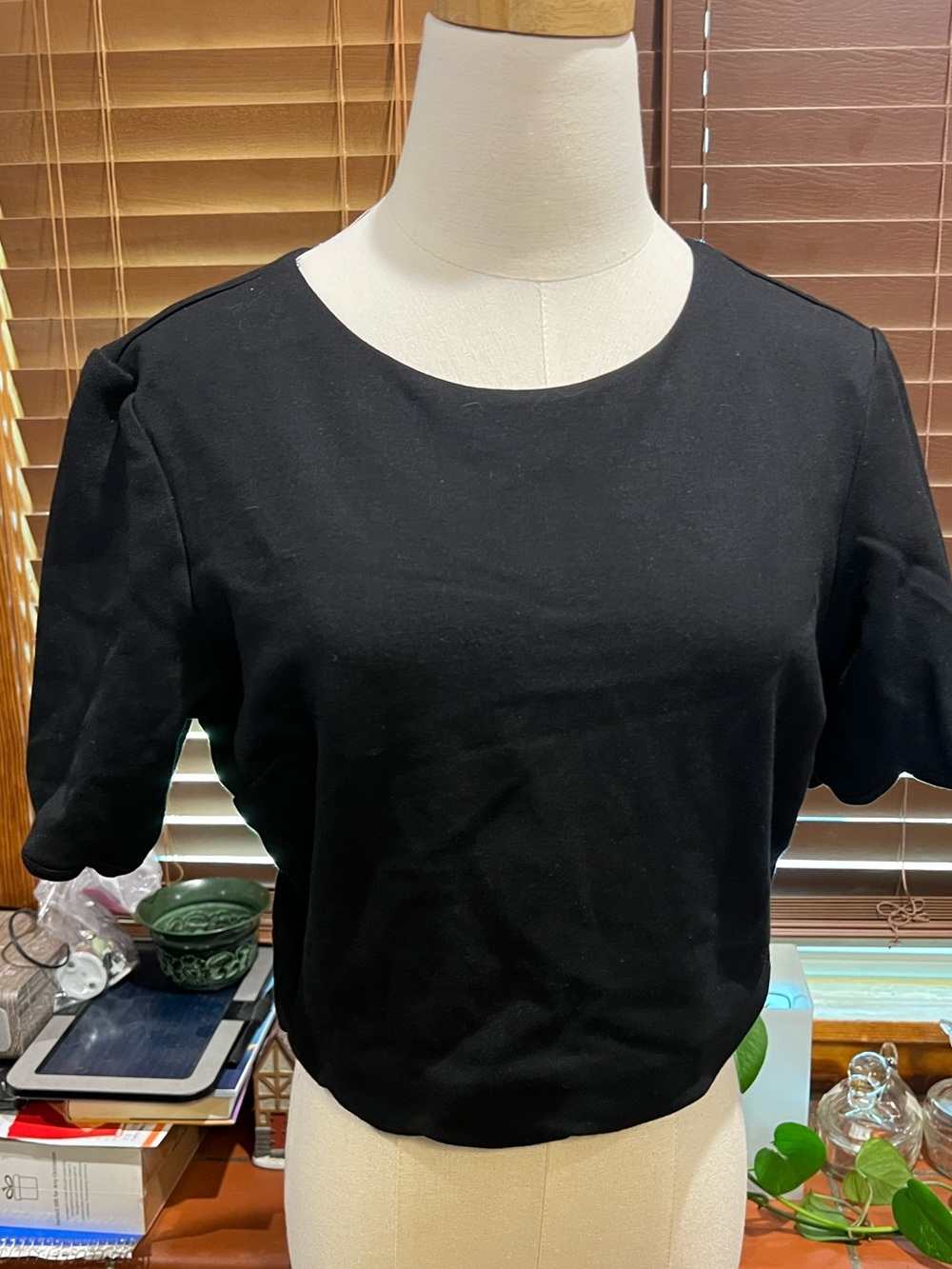 Ted Baker London "SIPPAH" Scalloped Black Crop Top - Size 3 (US 8)